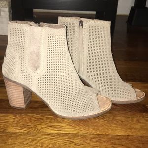 Adorable TOMS Majorca beige peep toe booties